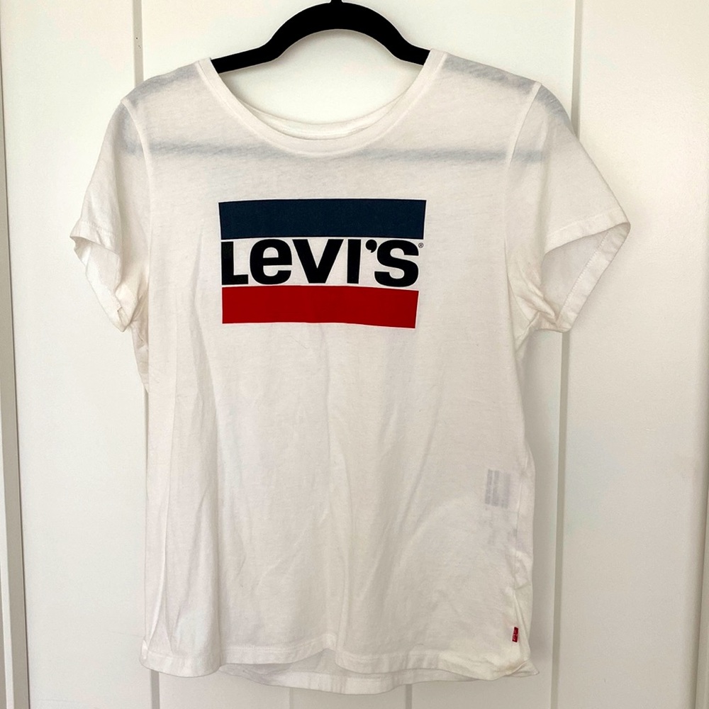 Women’s Levi’s Short Sleeve T-Shirt. Size - Large (fits like a medium)